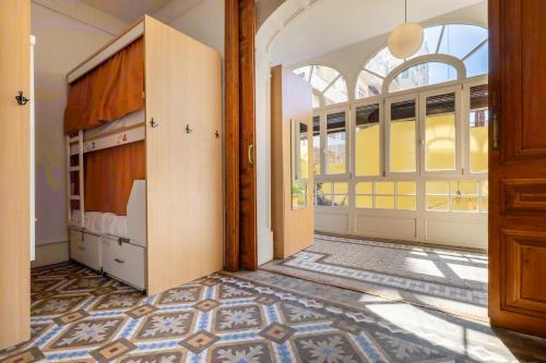 Bed in 12-Bed Mixed Dormitory Room - Shared Bathroom image 3