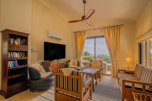 Facilităţi de recreere, Villa Pleiades - sea views, private pool & hot tub in Kouklia City Center