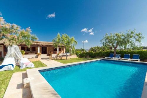 Beautiful traditional style country house by Renthousing