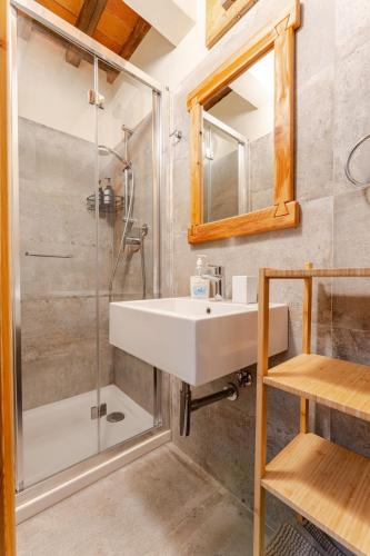 ฝักบัว, 100m from the Duomo - The Living Gallery in ปิเอตราซานตา