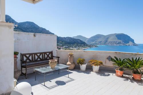 شرفة/ تراس, Casa Annibale con Vista Mare by Wonderful Italy in Addaura