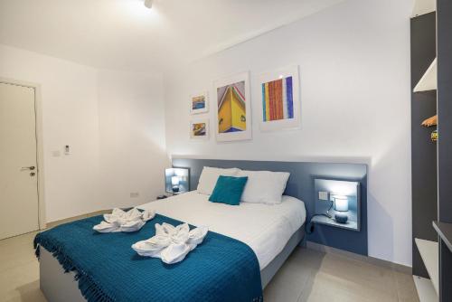 Spacious & Central 3BD Apartment with Front Balcony - Close to Sliema, St Julians, Valletta in เปมโบรเค