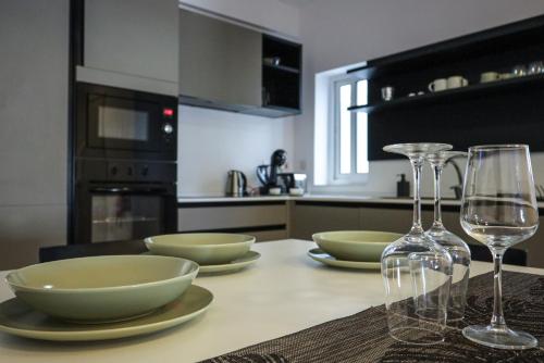 Spacious & Central 3BD Apartment with Front Balcony - Close to Sliema, St Julians, Valletta in เปมโบรเค