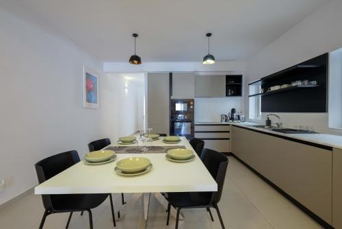 Spacious & Central 3BD Apartment with Front Balcony - Close to Sliema, St Julians, Valletta in เปมโบรเค