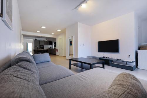 Spacious & Central 3BD Apartment with Front Balcony - Close to Sliema, St Julians, Valletta in เปมโบรเค