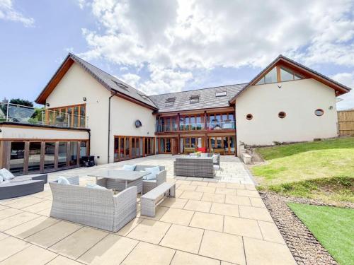 Highview House, Llandevaud in Llanmartin