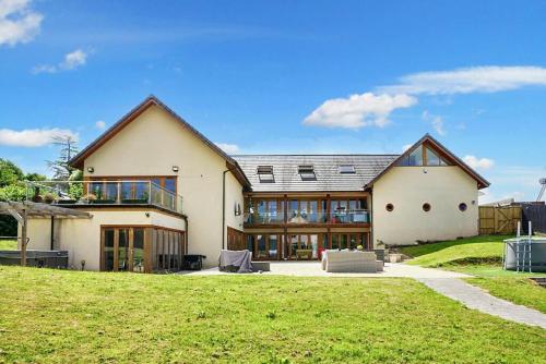Highview House, Llandevaud in Llanmartin