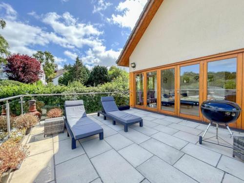 Highview House, Llandevaud in Llanmartin