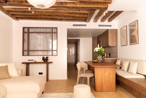 chic A C central apt - 2bdr 6p - faubourg s denis - image 7