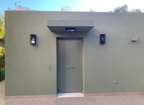 Modern Bungalow, 10mins Walk to Beach, Veranda, Wifi gîte à louer Vouliagméni