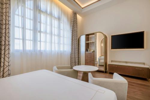 Premium City Hall King Room with City View image 7