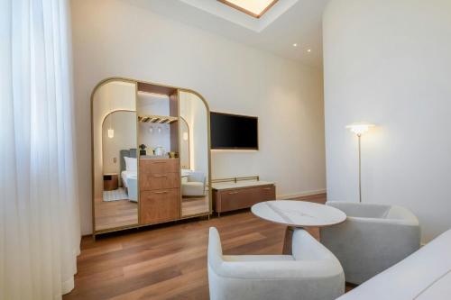 Premium City Hall King Room with City View image 6