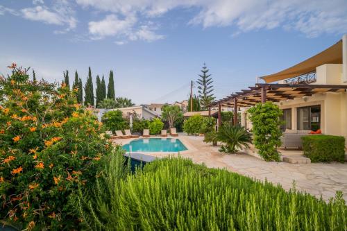 Vedere exterior, Villa Panorama - Stunning views in villa with hot tub, pool, garden in Kouklia City Center