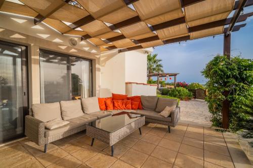 Dotări, Villa Panorama - Stunning views in villa with hot tub, pool, garden in Kouklia City Center