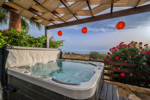 cadă fierbinte, Villa Panorama - Stunning views in villa with hot tub, pool, garden in Kouklia City Center