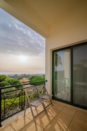 Vedere, Villa Panorama - Stunning views in villa with hot tub, pool, garden in Kouklia City Center