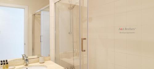 Three-Bedroom Deluxe Apartment image 8