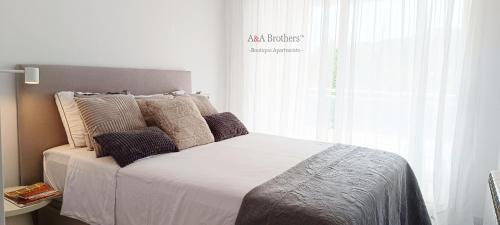 Three-Bedroom Deluxe Apartment image 9