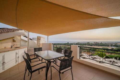 Kilátás, Villa Panorama - Stunning views in villa with hot tub, pool, garden in Kouklia városközpont