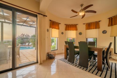 Dotări, Villa Panorama - Stunning views in villa with hot tub, pool, garden in Kouklia City Center