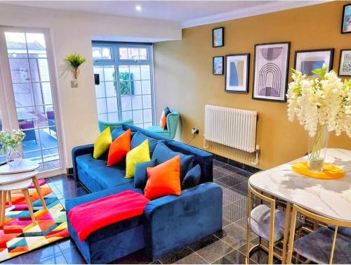 Charming 3-bedroom House with Garden in Portsmouth, Close Parking, Train Station & Gunwharf