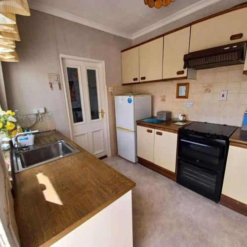 Konyha, Abbeyfeale Home - Sleeps 6 - Convenient Location in Abbeyfeale