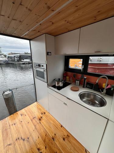 Ruheoase am Wasser, Sauna-Hausboot in Naturidylle, Berlin (Foto 4)