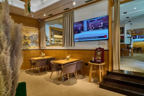 餐廳, 爾彬城市公寓式酒店 (Urpi­n City Residence) in 班斯卡比斯特里察市中心