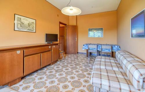 One-Bedroom Apartment image 7