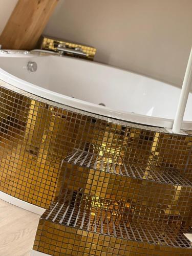 Luxury Private Spa with golden bath, cinema and sauna in Bodegraven