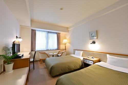 Standard Twin Room with Mountain View