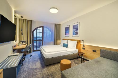 2 twin beds, 1 sofa bed
