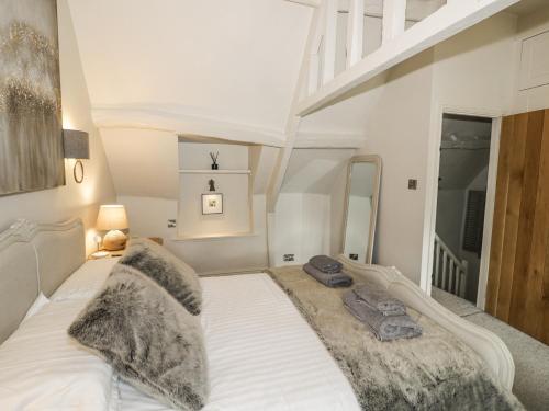 Cotstone Cottage - Tap to explore photos