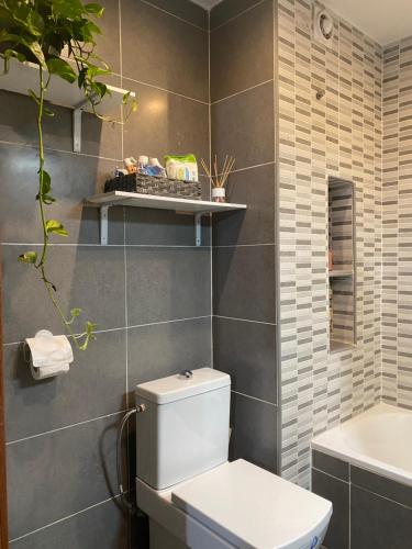 habitación o dormitorio acogedor, buena conexion, Sevilla (Foto 4)