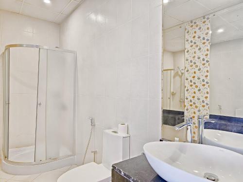 MK Residence JVC - Shower