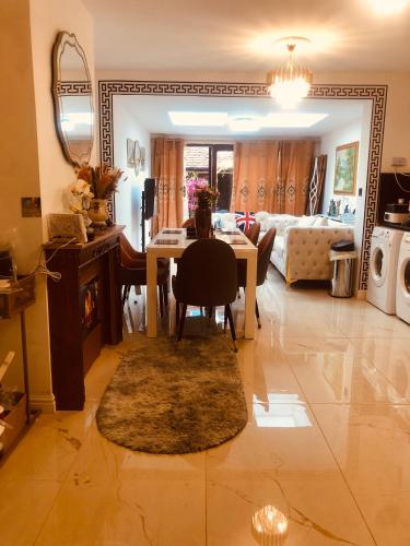 London Central 4 bed House with Garden, Londyn