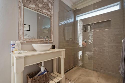 Standard Double Room image 10