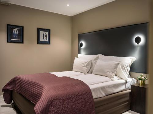1 queen bed, 1 sofa bed