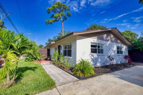 Large 2 bedroom Minutes to the beach in Központi Cocoanut