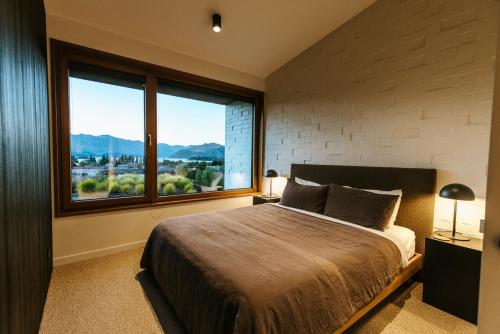 The Brick House - Stunning Lake Views - Sleeps 10 - image 5