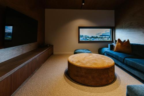 The Brick House - Stunning Lake Views - Sleeps 10 - image 3