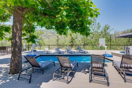 Kaweah River Cabin with pool, Three Rivers