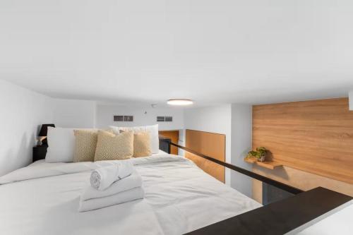 Luxe Studio Loft Type - Canal View - Fully Furnished - image 13