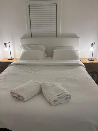 Chic Trendy Two Queen Bedroom House in City of Birmingham MI in เบอร์มิงแฮม