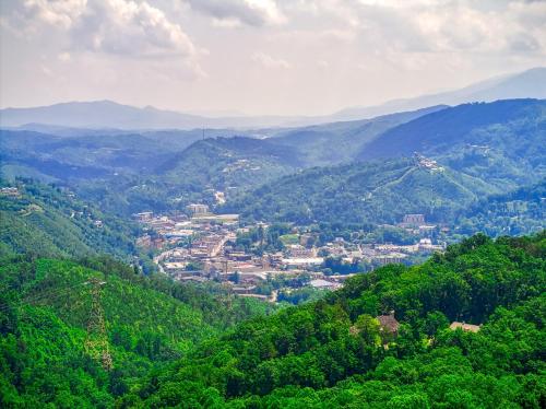 Dancing Bear Lodge Gatlinburg Game Room Hot Tub WIFI Free Attraction Tickets - image 11