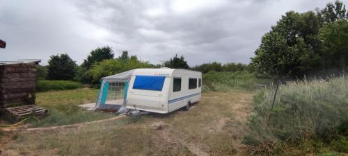 Belle caravane au calme in Persac