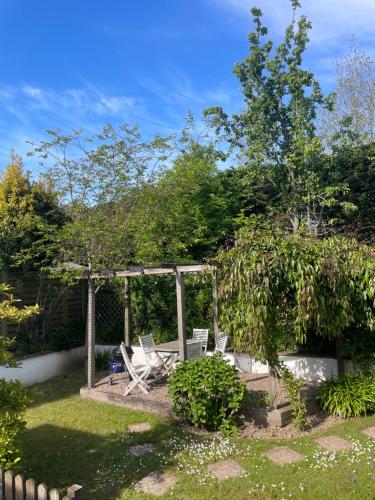 Country cottage with private garden close to beach in St Mary