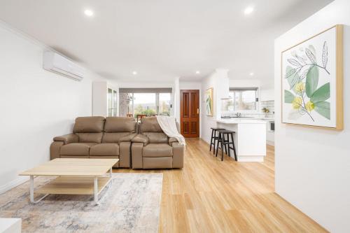 Private Retreat with Spacious Alfresco and Parking in 利利代爾