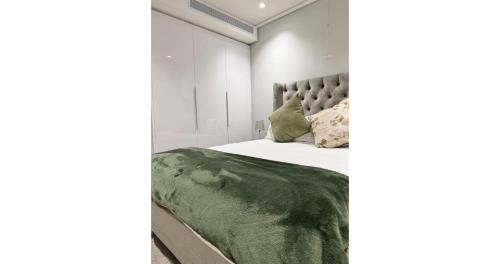 16 on Bree 1713 - main image