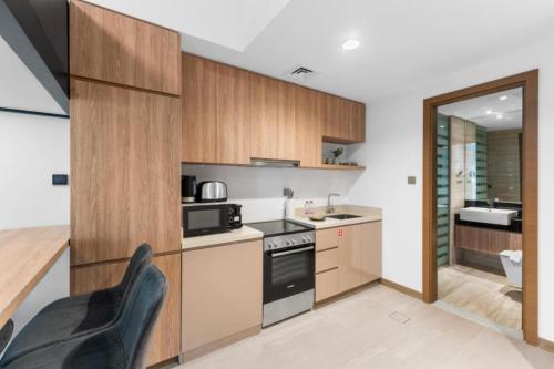 Loft-Style Studio - Canal View - Fully Furnished - Near Dubai Mall - Burj Khalifa - image 10